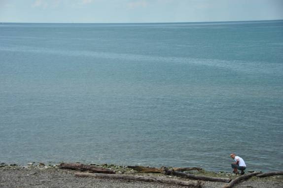 Testando a água do lago Ontario, em Niagara-on-the-Lake, no Canadá